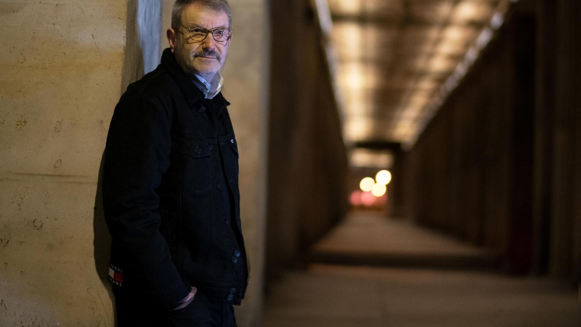 Bernd Brunner lehnt an einem Pfeiler in einem dunklen Durchgang Bernd Brunner lehnt an einem Pfeiler in einem dunklen Durchgang