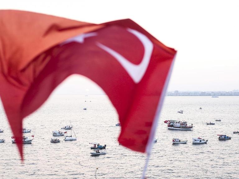 Proteste gegen den gescheiterten Militärputsch in Izmir.