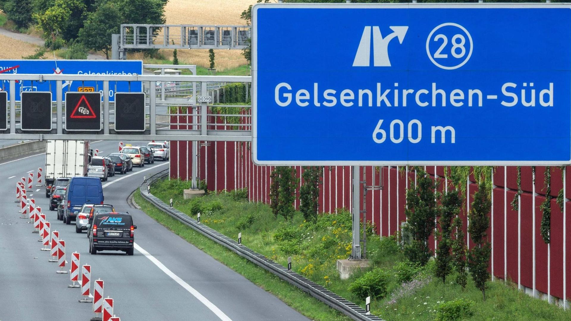 Ein Schild der Autobahnausfahrt Gelsenkirchen-Süd auf der A40. Ein Schild der Autobahnausfahrt Gelsenkirchen-Süd auf der A40.
