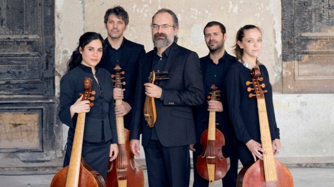 Das Gambenconsort hat mit seinen Instrumenten den Lyraspieler in seine Mitte genommen. Das Gambenconsort hat mit seinen Instrumenten den Lyraspieler in seine Mitte genommen.
