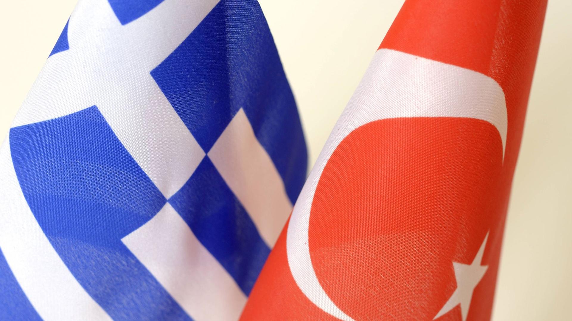 Die griechische und türkische Fahne. Die griechische und türkische Fahne.
