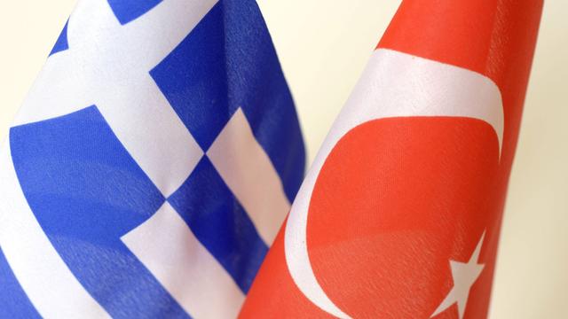 Die griechische und türkische Fahne.
