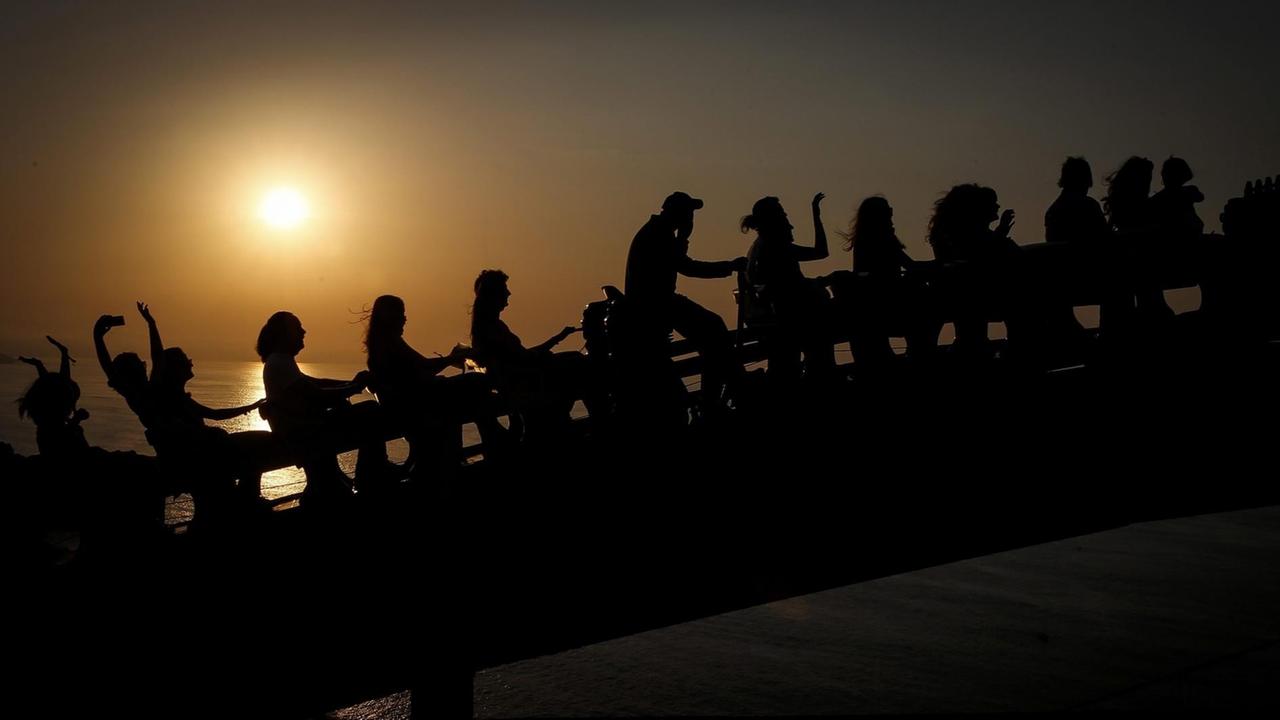 Gruppe von menschlichen Silhouetten vor der Kulisse des Sonnenuntergangs. Donostia Kutxa Kultur Festibala - Festival unabhängiger Musik in San Sebastian im Baskenland, Spanien (3.9.2016) Gruppe von menschlichen Silhouetten vor der Kulisse des Sonnenuntergangs. Donostia Kutxa Kultur Festibala - Festival unabhängiger Musik in San Sebastian im Baskenland, Spanien (3.9.2016)