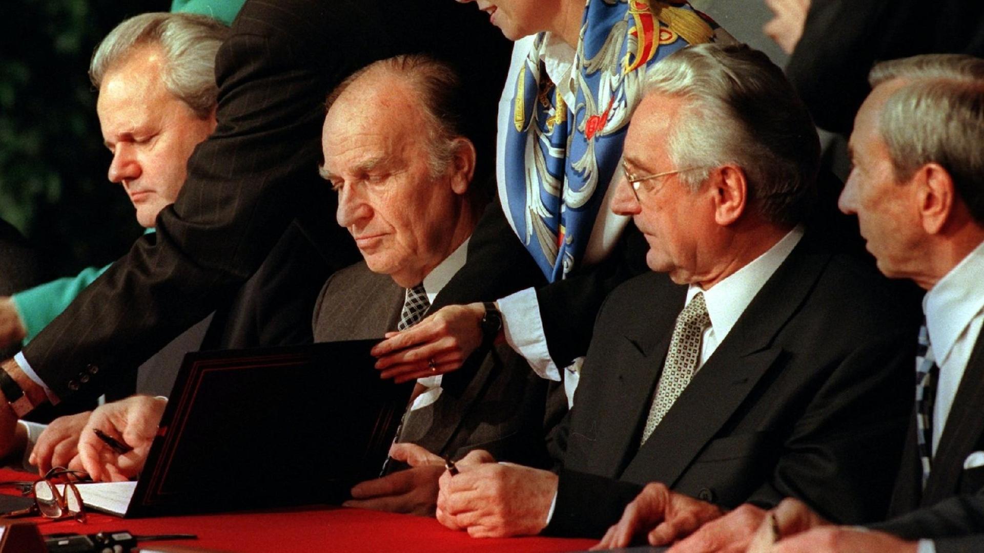 Dayton-Vertrag: Unterzeichner für den Frieden in Bosnien-Herzegowina waren (l. n. r.) Serbiens Präsident Slobodan Milosevic, sein bosnischer Amtskollege Alija Izetbegovic und der kroatische Präsident Franjo Tudjman.