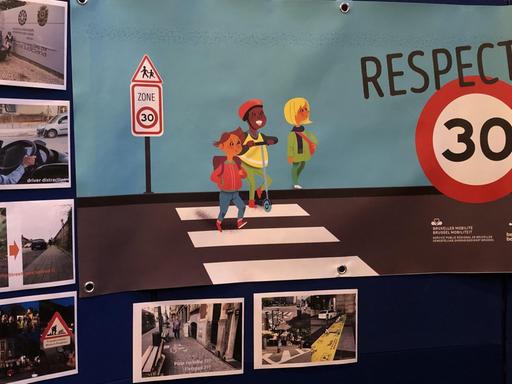 Eine Plakatwand mit der Aufschrift "Respekt" und Kindern, die einen Zebrastreifen überqueren. Das Brüsseler Mobilitätsministerium setzt vor allem auf Kommunikation.