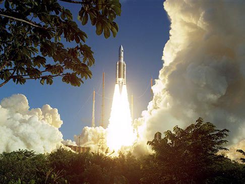 Die europäische Trägerrakete Ariane 5 hebt am 12. Febraur vom Weltraumbahnhof Kourou ab