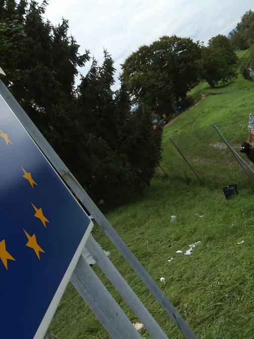 Zwei Frauen hängen im Grenzgebiet zwischen Slowenien und Kroatien Wäsche auf.