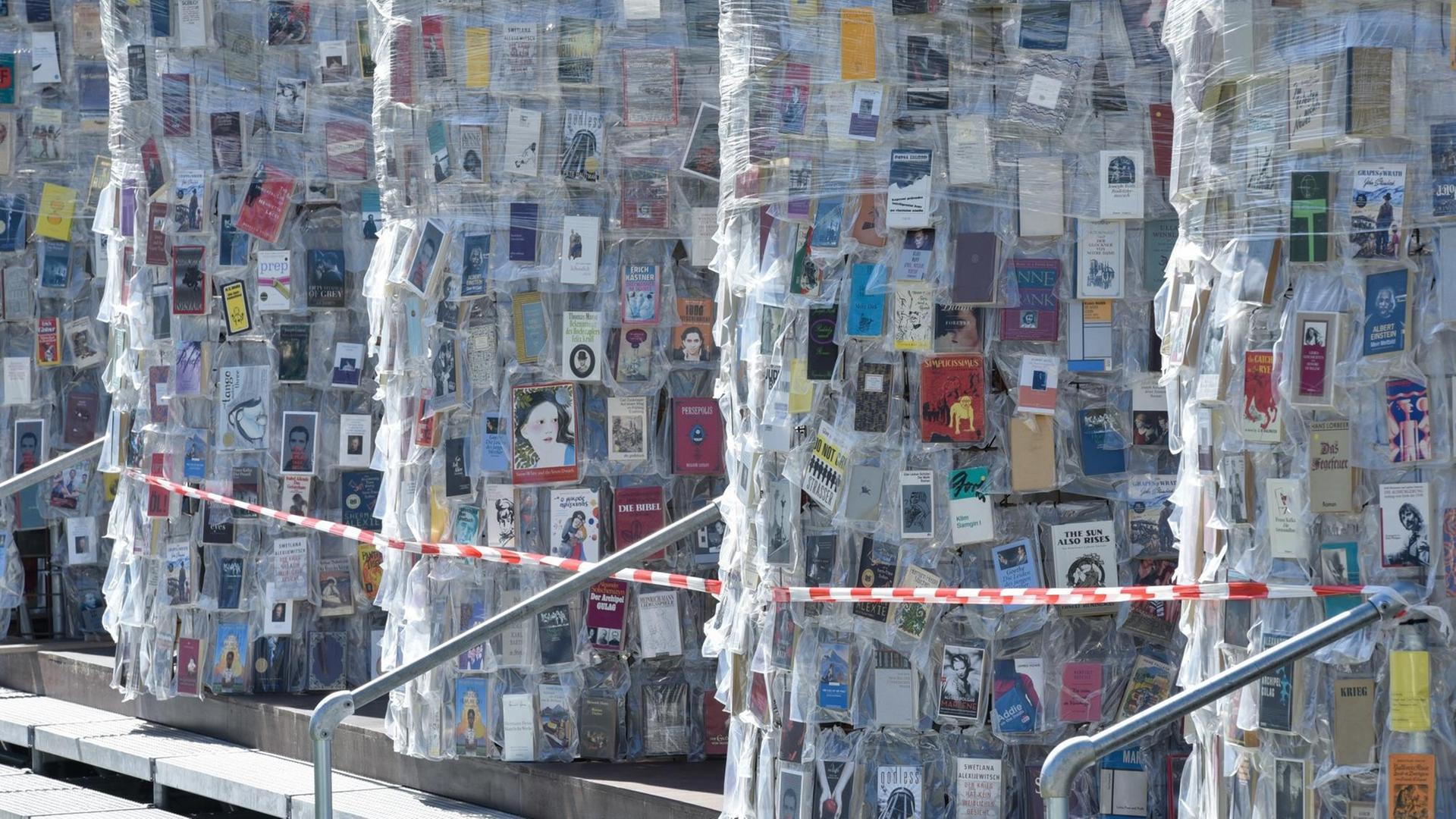 Absperrband hängt am 01.06.2017 in Kassel (Hessen) am Aufgang zum documenta-Kunstwerk "The Parthenon of Books" der argentinischen Künstlerin Marta Minujin. Absperrband hängt am 01.06.2017 in Kassel (Hessen) am Aufgang zum documenta-Kunstwerk "The Parthenon of Books" der argentinischen Künstlerin Marta Minujin.