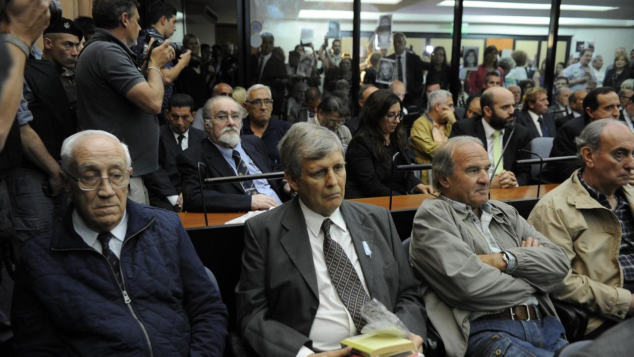 Mehrere argentinische Ex-Militärs sitzen bei der Urteilsverkündung im Gericht in Buenos Aires. Mehrere argentinische Ex-Militärs sitzen bei der Urteilsverkündung im Gericht in Buenos Aires.