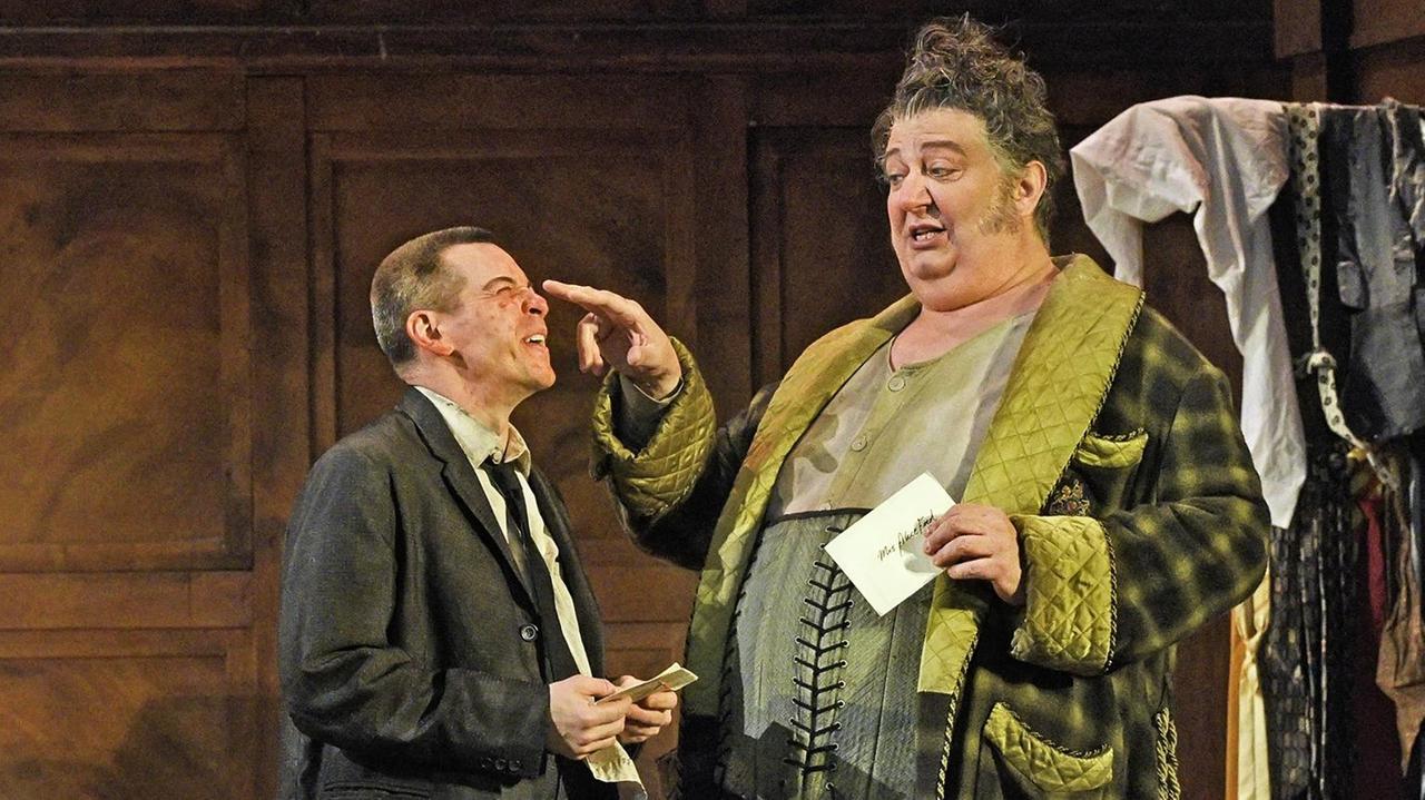Falstaff stubst Bardolf an die Nase, in der anderen Hand hat er einen der Briefe. Falstaff stubst Bardolf an die Nase, in der anderen Hand hat er einen der Briefe.