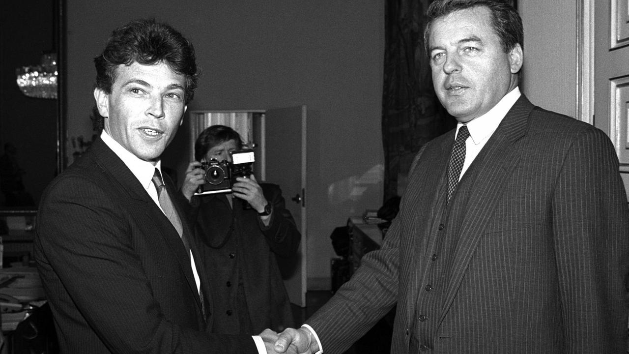 Der österreichische Bundeskanzler Dr. Franz Vranitzky (r.) trifft am 28. November 1986 in Wien mit FPÖ-Chef Jörg (l.) Haider zu einem 40-minütigen Gespräch anlässlich des Ergebnisses der letzten Nationalratswahl zusammen.