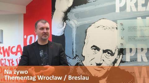 Der Museumsdirektor Marcin Hamkalo steht im Pan Tadeusz-Museum in Breslau vor einem Graffiti des Publizisten und Bürgerrechtlers Tadeusz Mazowiecki. Das Graffiti ist Teil der Pan-Tadeusz-Ausstellung.