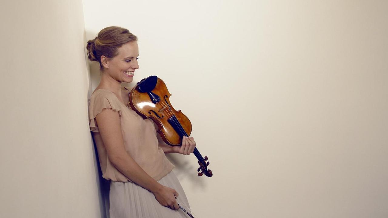 Die Geigerin Julia Fischer mit ihrem alten Italienischem Instrument in der Hand Die Geigerin Julia Fischer mit ihrem alten Italienischem Instrument in der Hand