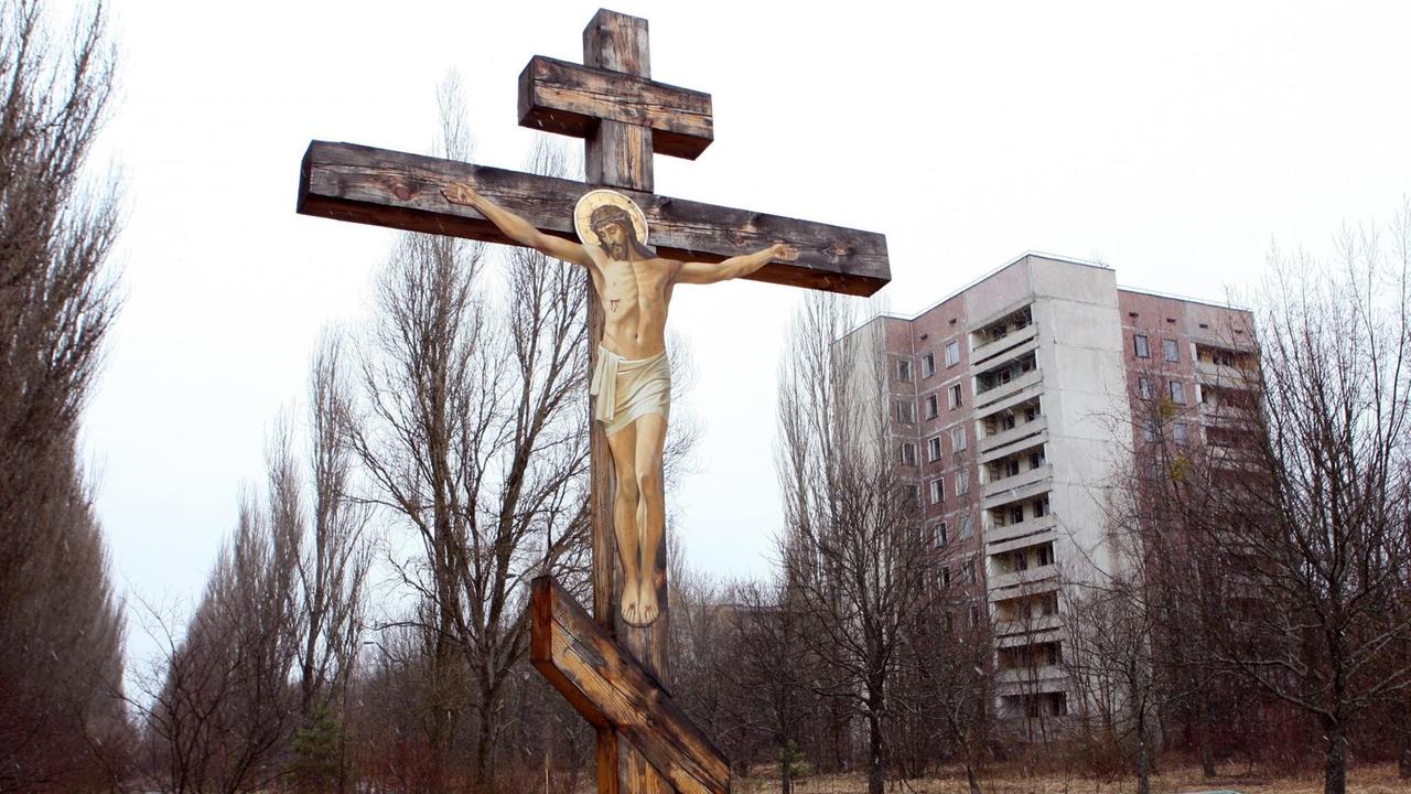 Leer stehendes Hochhaus und christliches Kreuz in der Geisterstadt Pripjat Leer stehendes Hochhaus und christliches Kreuz in der Geisterstadt Pripjat