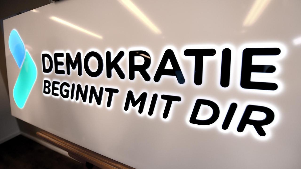 Ein Logo mit der Aufschrift «Demokratie beginnt mir Dir» steht in der Landeszentrale für politische Bildung in Niedersachsen Ein Logo mit der Aufschrift «Demokratie beginnt mir Dir» steht in der Landeszentrale für politische Bildung in Niedersachsen