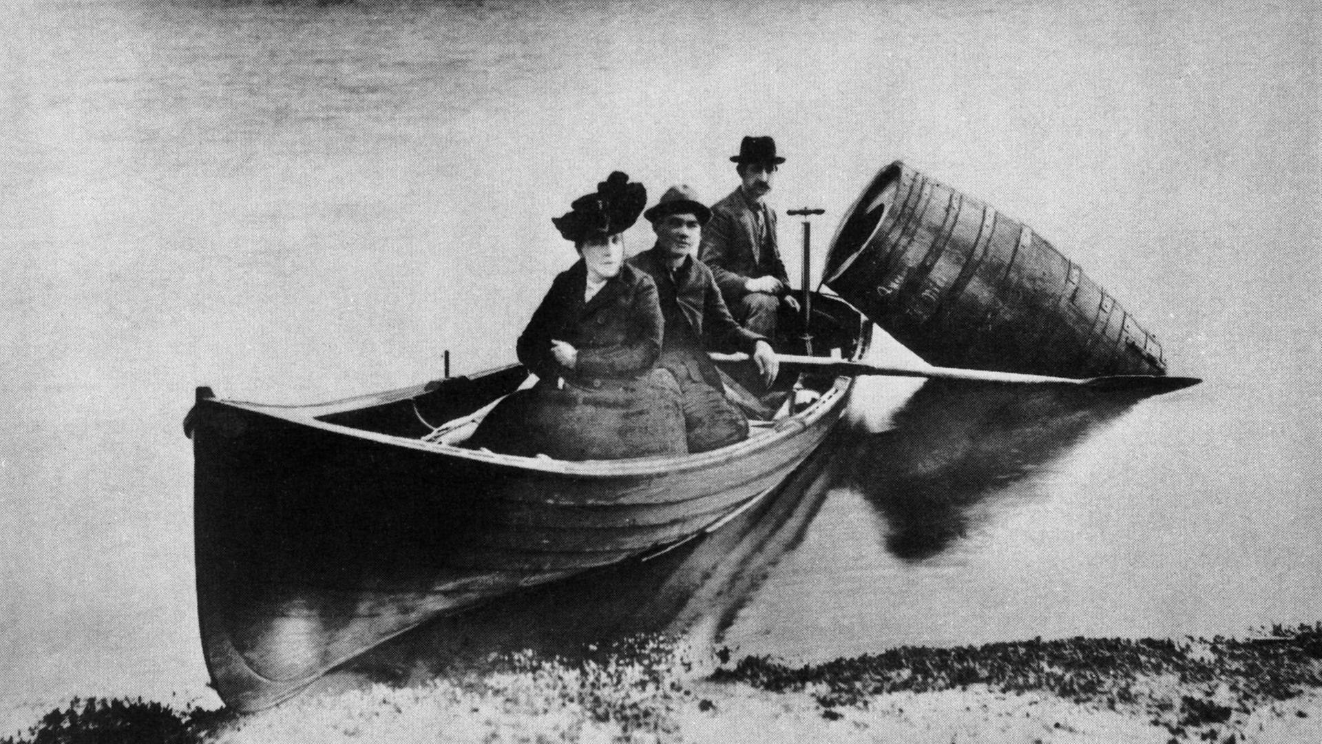 24. Oktober 1901: Annie Edson Taylor auf dem Weg zu den Horseshoe Falls – sie war der erste Mensch, der die Niagarafälle in einem Fass überquerte. 24. Oktober 1901: Annie Edson Taylor auf dem Weg zu den Horseshoe Falls – sie war der erste Mensch, der die Niagarafälle in einem Fass überquerte.