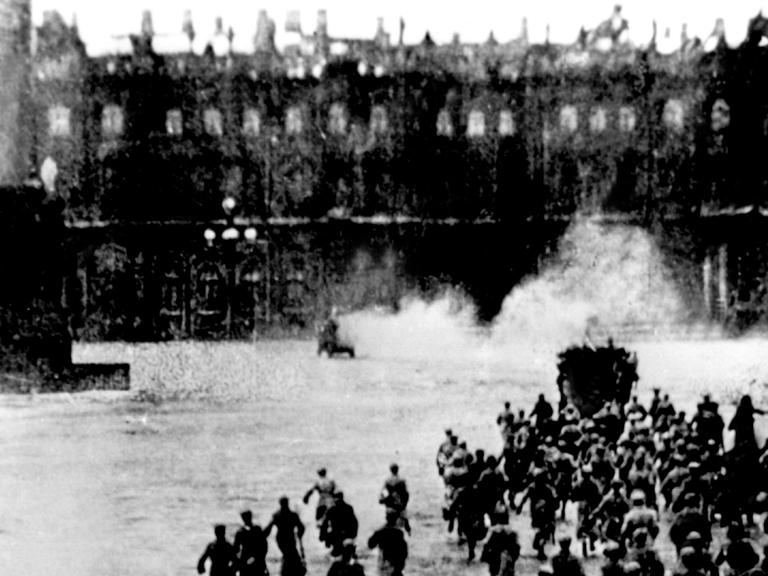 Sturm auf das Winterpalais in St. Petersburg (Petrograd) am 7. November 1917.