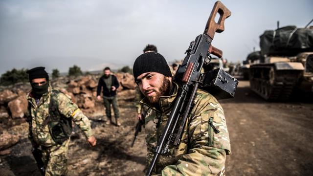 Türkische Soldaten auf dem Weg nach Syrien. Die "Operation Olivenzweig" richtet sich gegen die Kurdenmiliz YPG in Nordsyrien