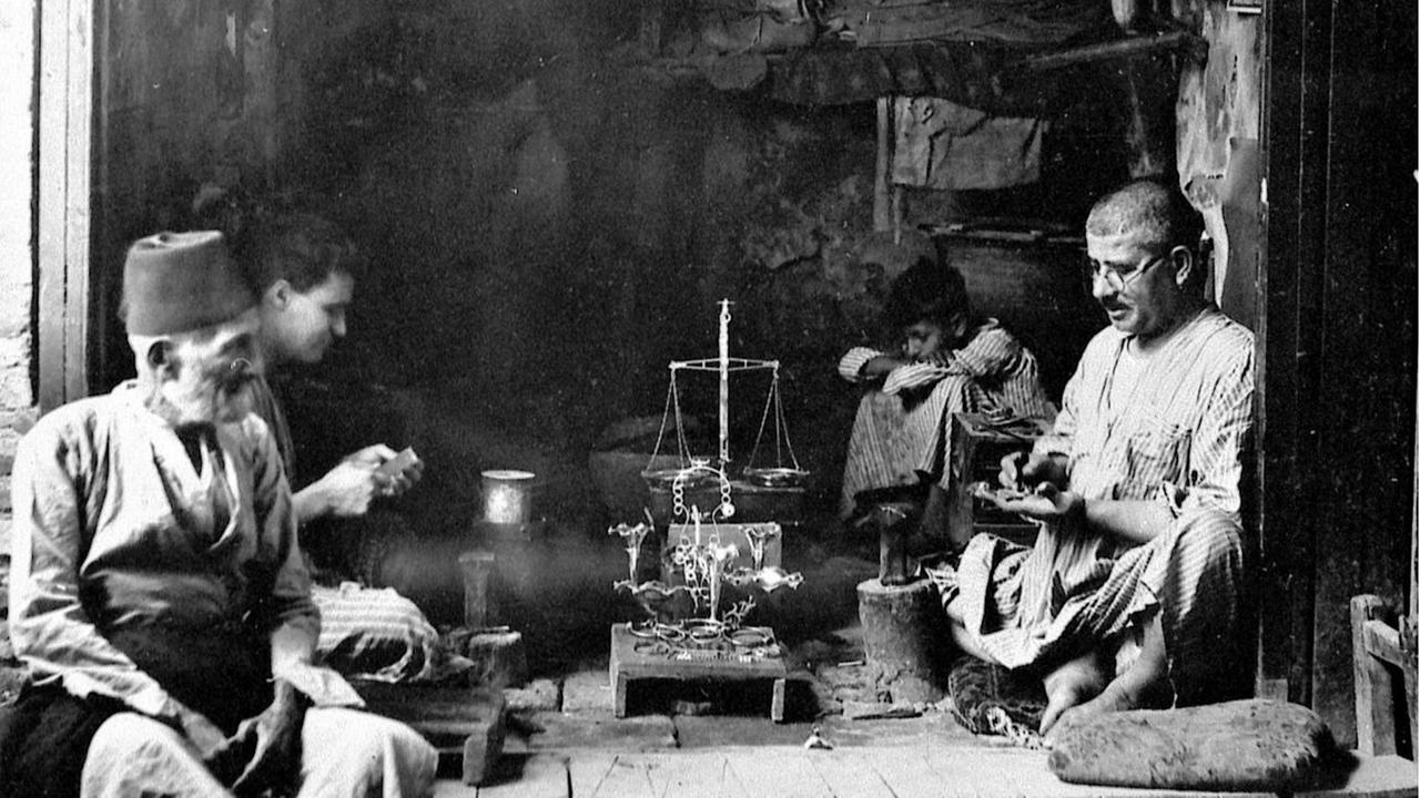 Historische Aufnahme von jüdischen Juwelieren in ihrem Geschäft in Bagdad, undatiert vor 1914. Historische Aufnahme von jüdischen Juwelieren in ihrem Geschäft in Bagdad, undatiert vor 1914.
