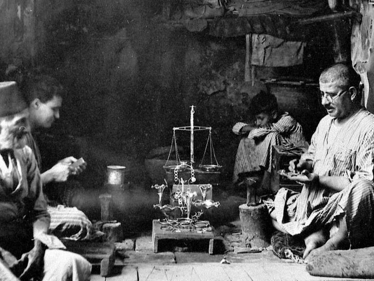 Historische Aufnahme von jüdischen Juwelieren in ihrem Geschäft in Bagdad, undatiert vor 1914.