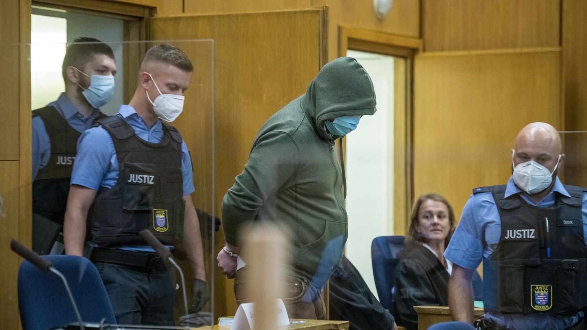 Prozessauftakt im Fall des nordhessischen Regierungspräsidenten Walter Lübcke: Markus H. (M) ist wegen Beihilfe zum Mord an dem Politiker angeklagt Prozessauftakt im Fall des nordhessischen Regierungspräsidenten Walter Lübcke: Markus H. (M) ist wegen Beihilfe zum Mord an dem Politiker angeklagt