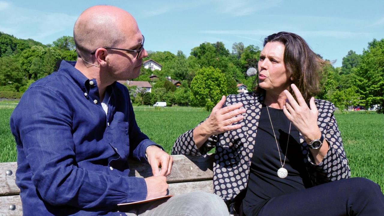 Ilse Aigner im Gespräch mit Korbinian Frenzel. Sie bezeichnet sich selber als "Landei". Ilse Aigner im Gespräch mit Korbinian Frenzel. Sie bezeichnet sich selber als "Landei".