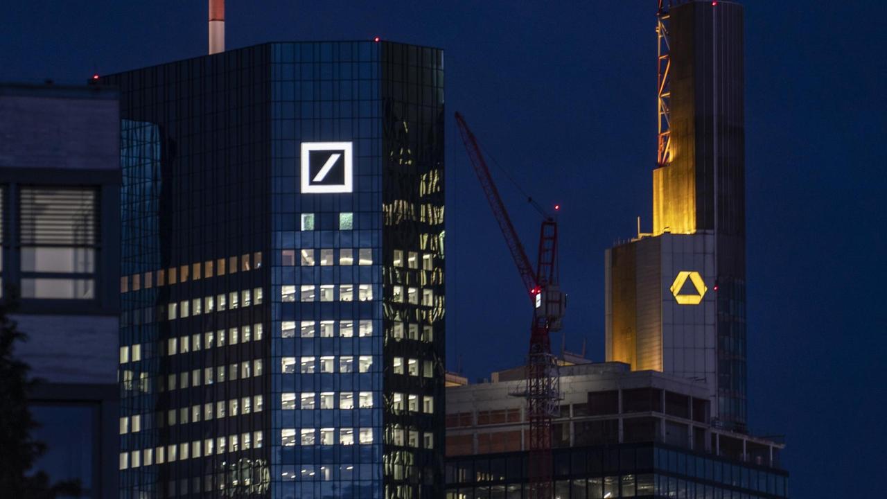 Die Zentralen der Deutschen Bank (l) und der Commerzbank sind durch das Teleobjektiv zusammengezogen. Immer wieder gibt es Spekulationen über eine mögliche Fusion der beiden Banken. Die Zentralen der Deutschen Bank (l) und der Commerzbank sind durch das Teleobjektiv zusammengezogen. Immer wieder gibt es Spekulationen über eine mögliche Fusion der beiden Banken.