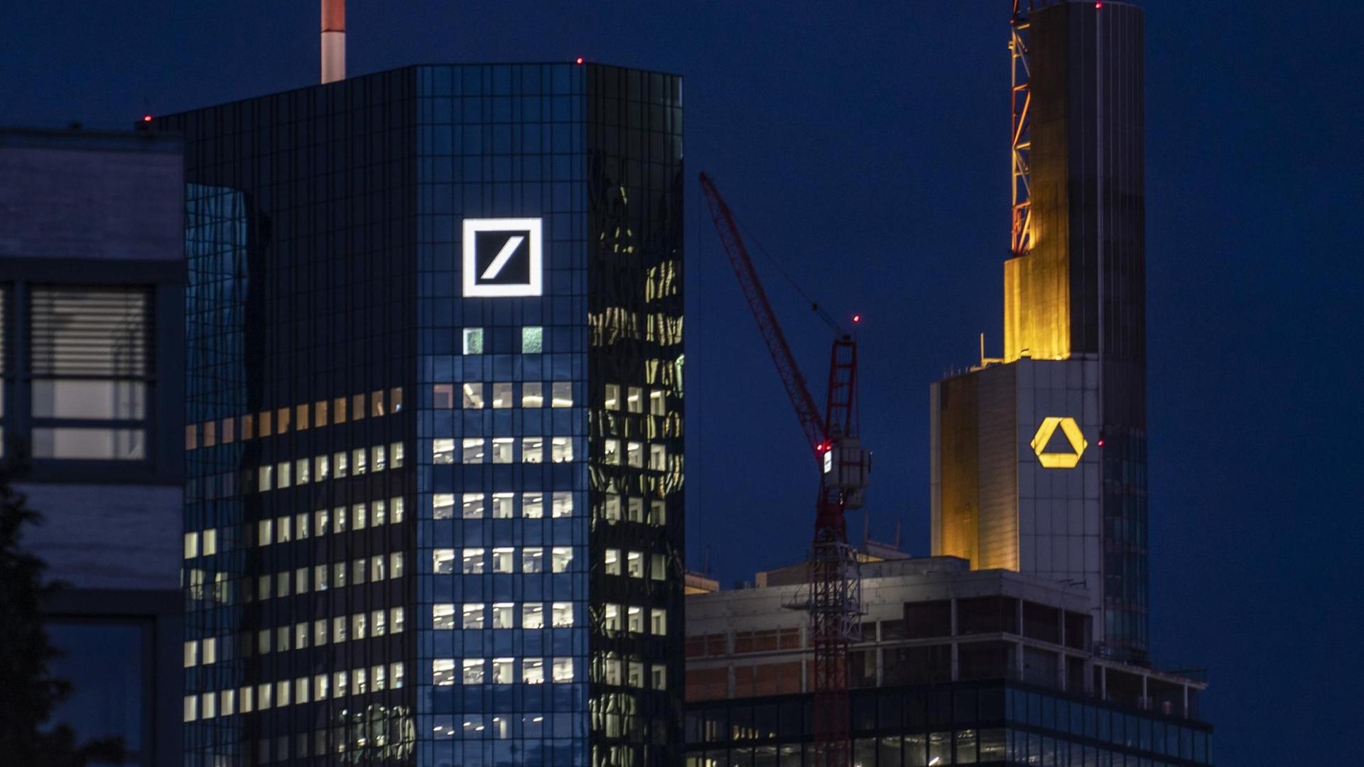 Die Zentralen der Deutschen Bank (l) und der Commerzbank sind durch das Teleobjektiv zusammengezogen. Immer wieder gibt es Spekulationen über eine mögliche Fusion der beiden Banken. Die Zentralen der Deutschen Bank (l) und der Commerzbank sind durch das Teleobjektiv zusammengezogen. Immer wieder gibt es Spekulationen über eine mögliche Fusion der beiden Banken.
