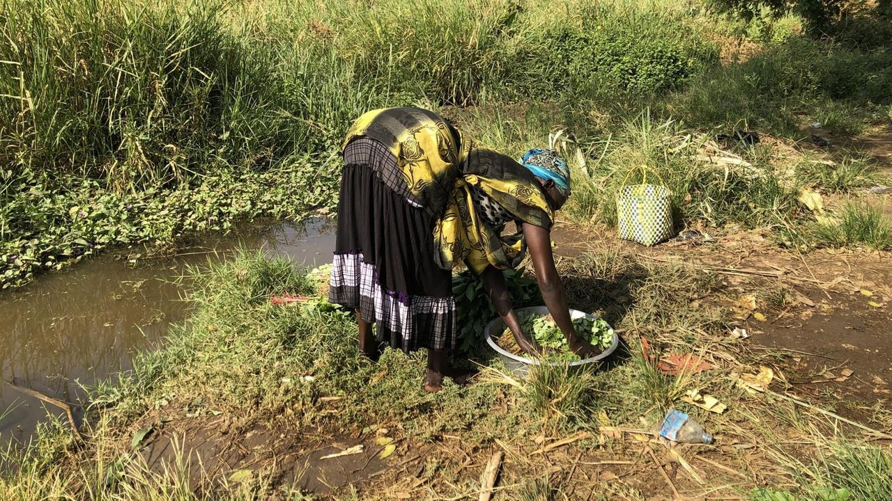 Thoraya aus dem Südsudan beim Waschen von Gemüse