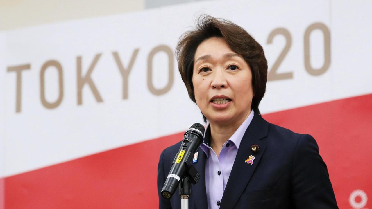 Seiko Hashimoto steht an einem Rednerpult Seiko Hashimoto steht an einem Rednerpult