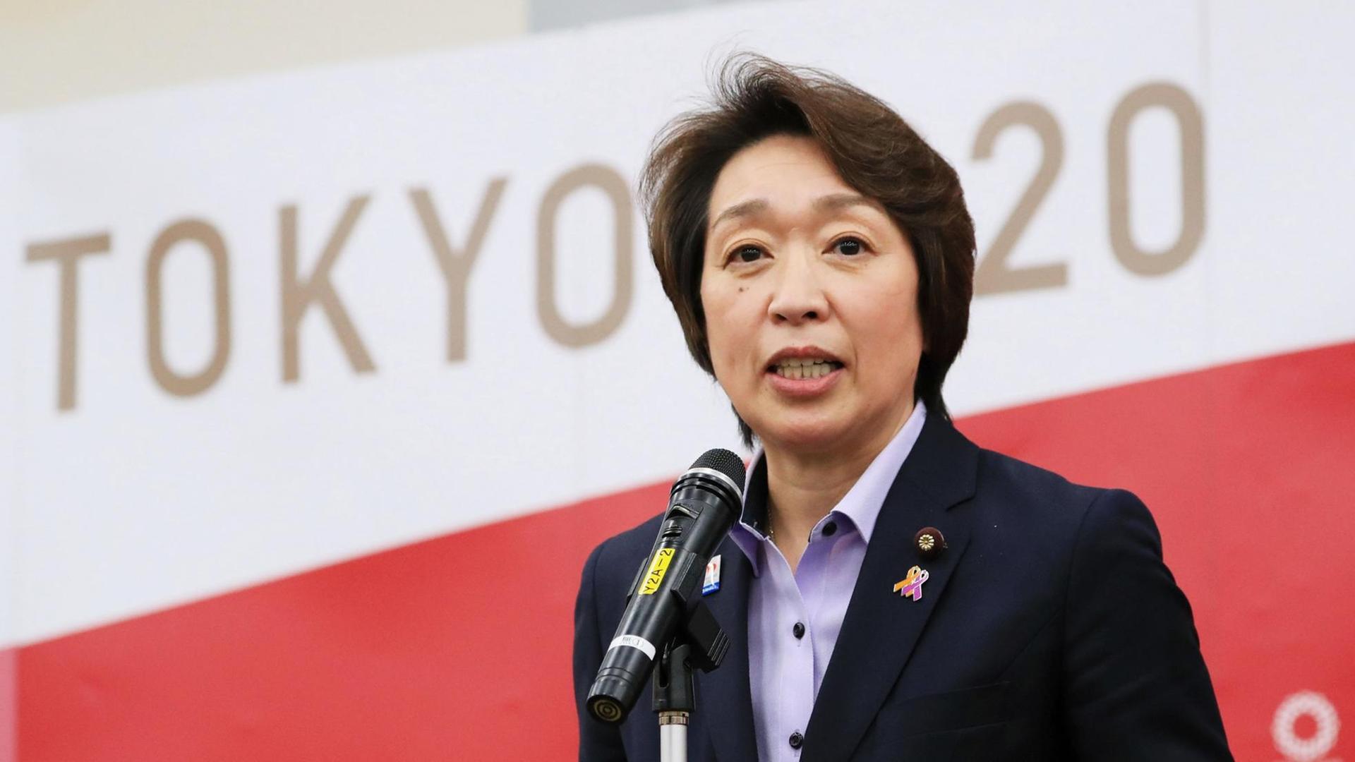 Seiko Hashimoto steht an einem Rednerpult Seiko Hashimoto steht an einem Rednerpult