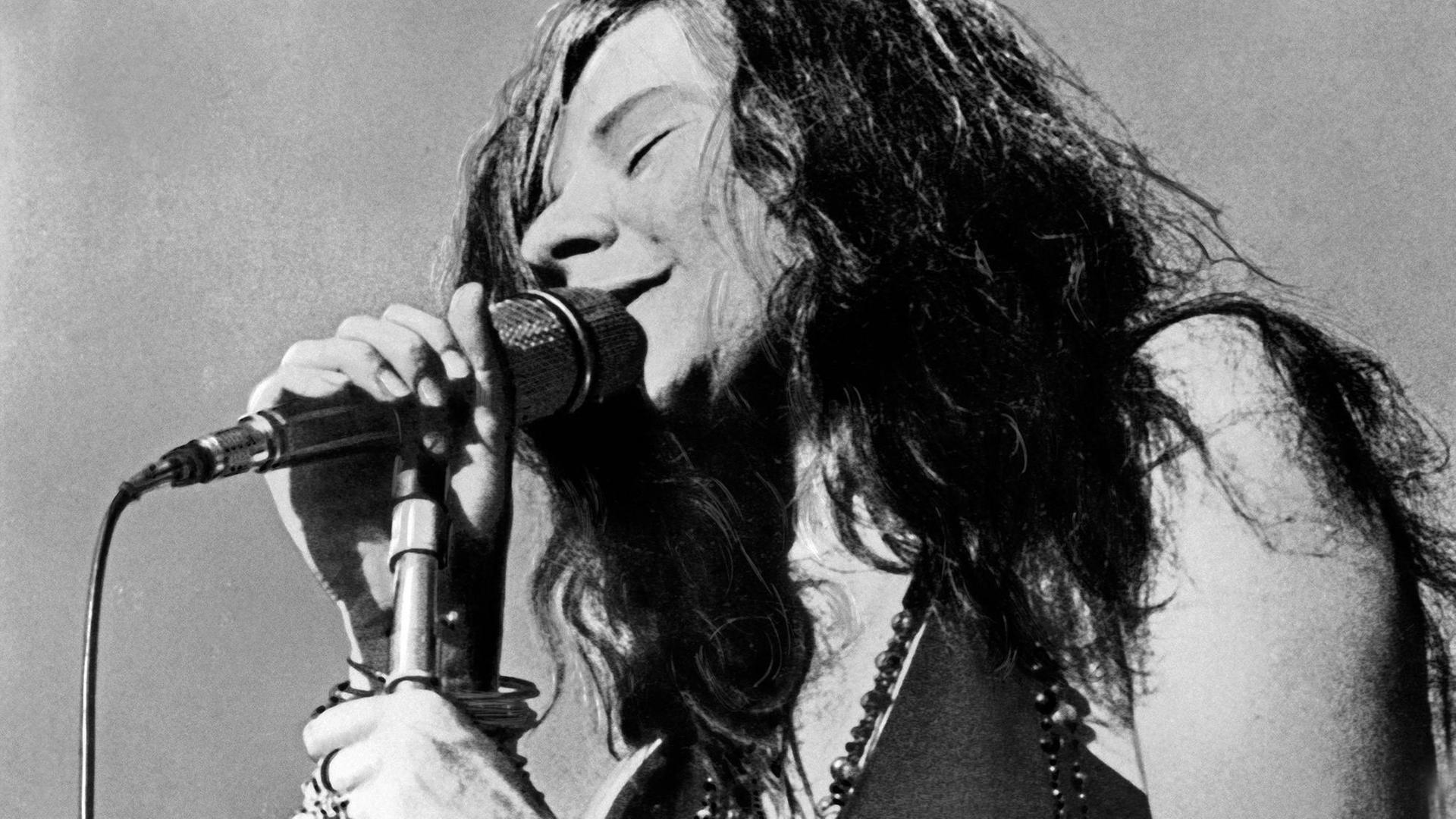 Die amerikanische Sängerin Janis Joplin bei einem Auftritt Ende der 1960er-Jahre. Die amerikanische Sängerin Janis Joplin bei einem Auftritt Ende der 1960er-Jahre.