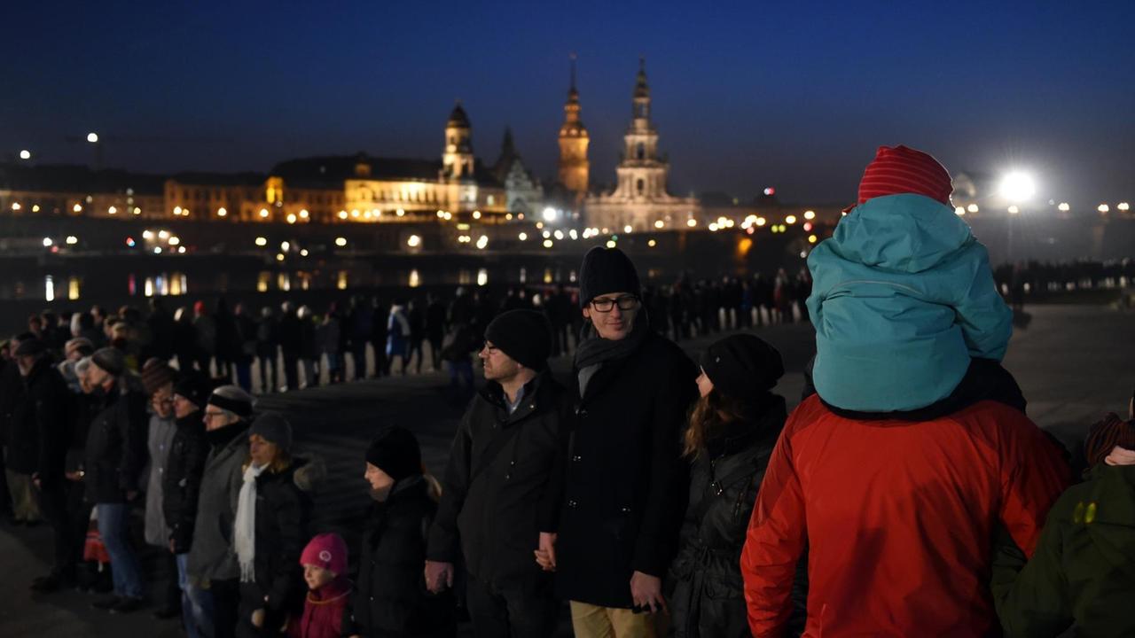 Mit einer Menschenkette wird am 13.02.2017 in Dresden der Zerstörung der Stadt im Zweiten Weltkrieg gedacht. Mit einer Menschenkette wird am 13.02.2017 in Dresden der Zerstörung der Stadt im Zweiten Weltkrieg gedacht.