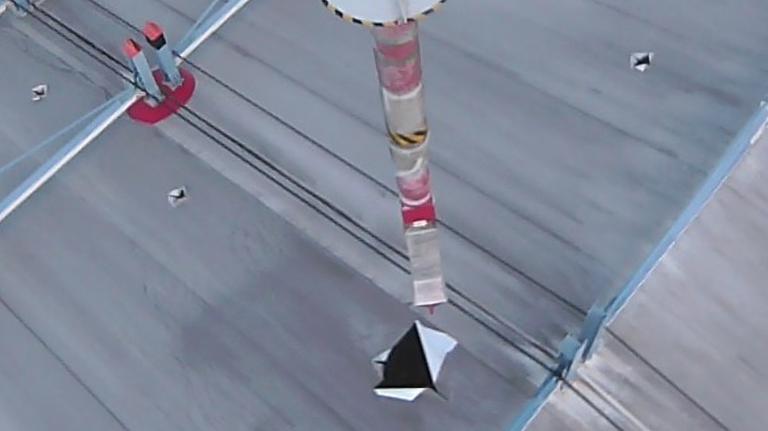 Im provisorischen Schutzdach von Block 1 haben die Tepco-Techniker die Löcher vergrößert Im provisorischen Schutzdach von Block 1 haben die Tepco-Techniker die Löcher vergrößert