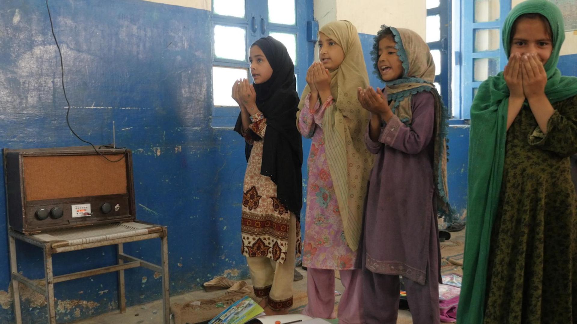 Die pakistanische "Broadclass" funktioniert: Schülerinnen singen ein Lied aus dem Radio mit. Die pakistanische "Broadclass" funktioniert: Schülerinnen singen ein Lied aus dem Radio mit.