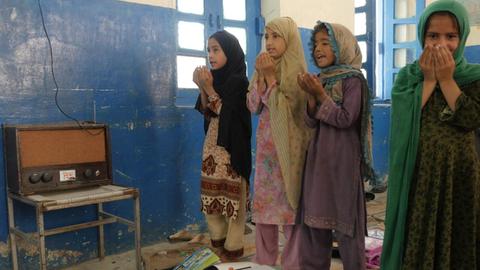 Die pakistanische "Broadclass" funktioniert: Schülerinnen singen ein Lied aus dem Radio mit.