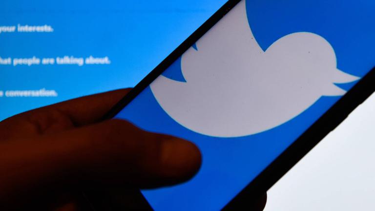 Ein Smartphone mit dem Twitter-Logo. Ein Smartphone mit dem Twitter-Logo.