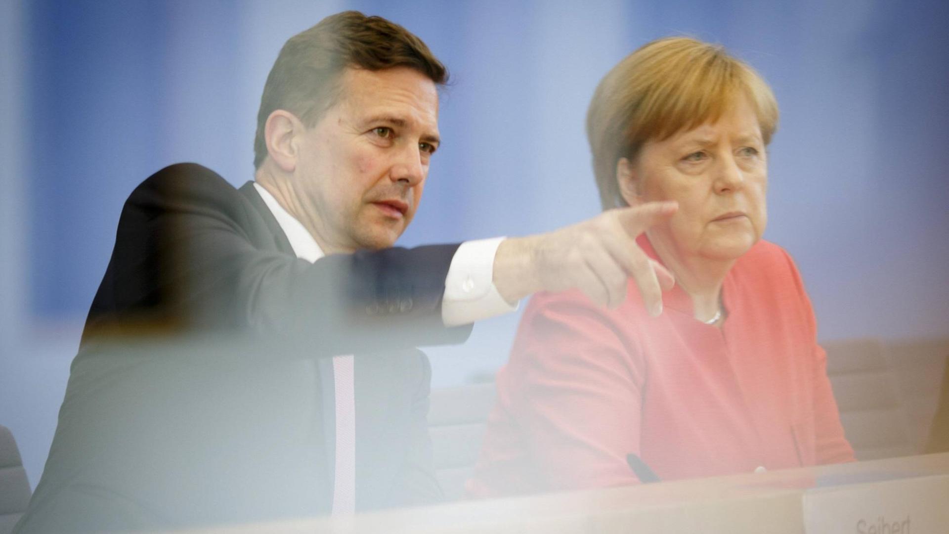 Regierungssprecher Steffen Seibert und Bundeskanzlerin Angela Merkel im Saal der Bundespressekonferenz. Seibert erteilt einem Journalisten das Wort. Regierungssprecher Steffen Seibert und Bundeskanzlerin Angela Merkel im Saal der Bundespressekonferenz. Seibert erteilt einem Journalisten das Wort.