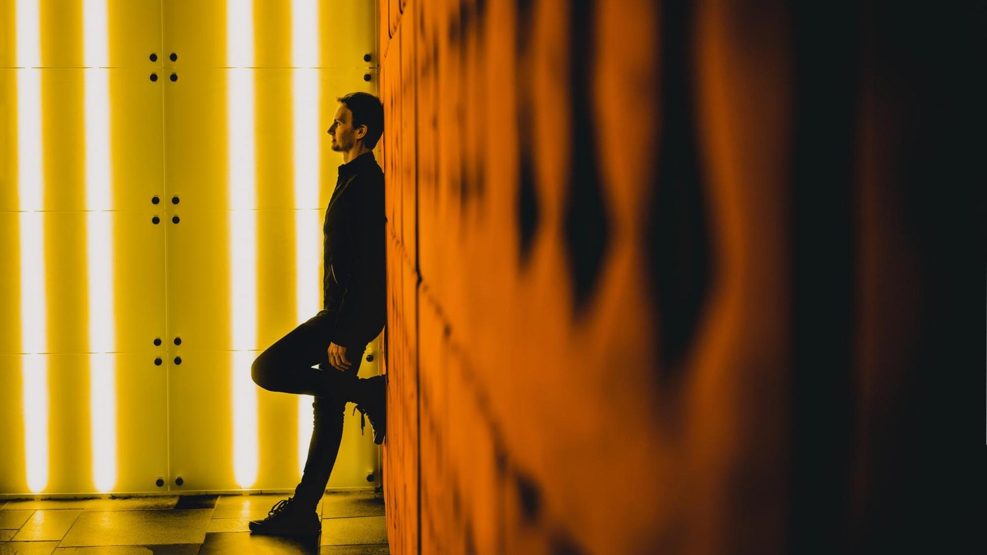 Alexandre Tharaud lehnt an einer roten Wand Alexandre Tharaud lehnt an einer roten Wand