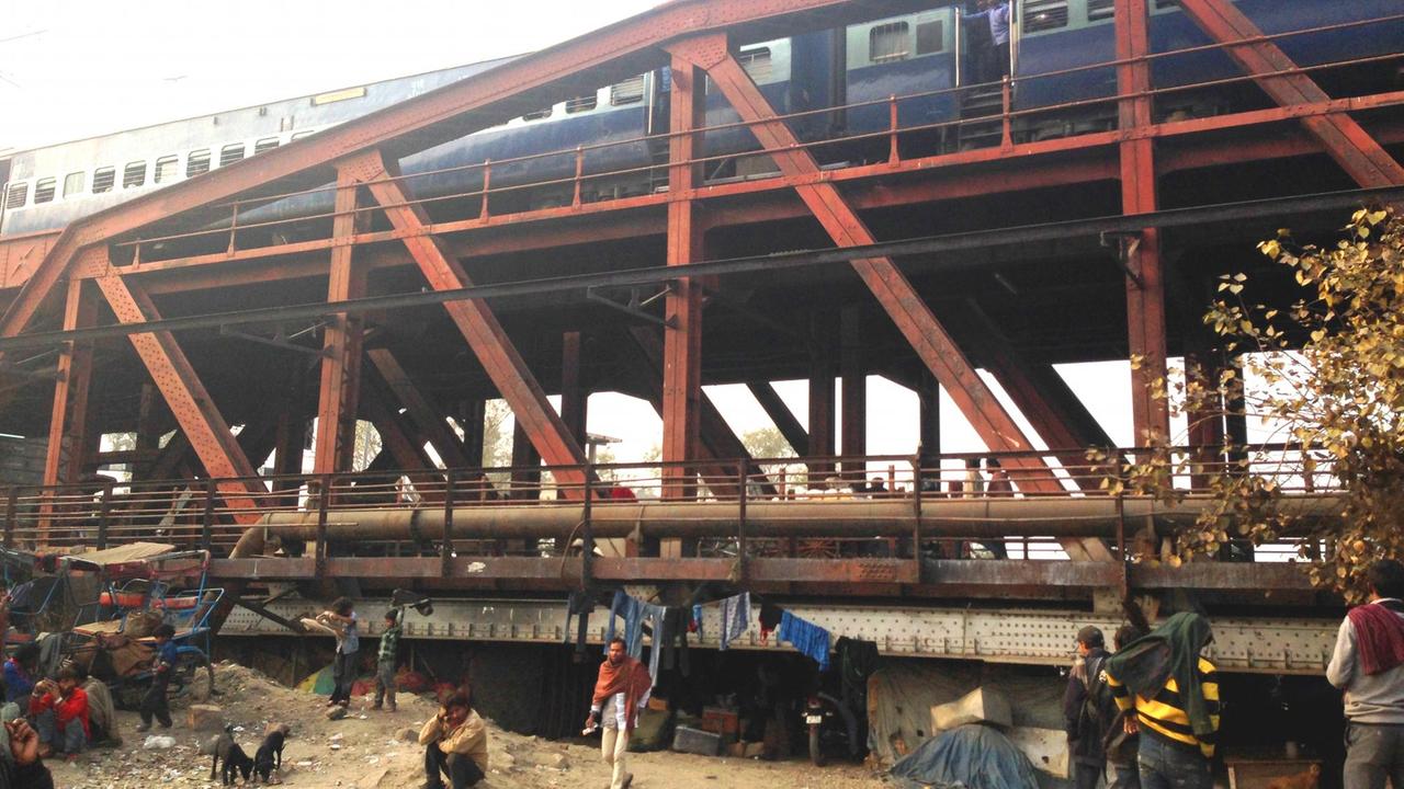 Obdachlose unter einer Brücke in Indiens Hauptstadt Neu Delhi