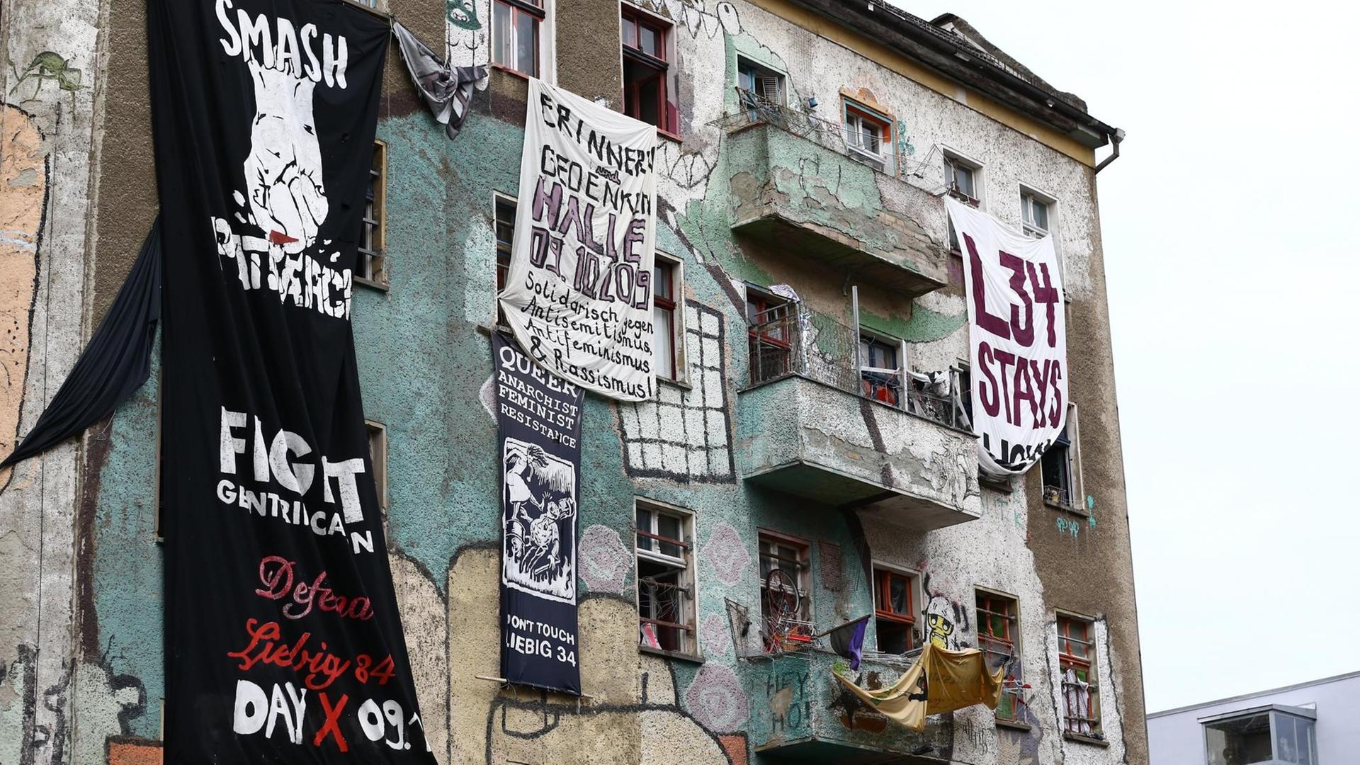 Die Fassade des linken Wohnprojekts "Liebig 34" ist bemalt und mit Plakaten behängt. 