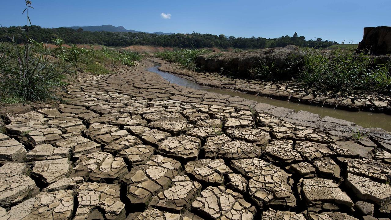 Der fast ausgetrocknete Lauf des Flusses Jacarei in Piracaia in Brasilien während einer Dürre im November 2014. Der fast ausgetrocknete Lauf des Flusses Jacarei in Piracaia in Brasilien während einer Dürre im November 2014.