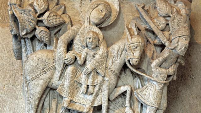 Darstellung der "Flucht nach Ägypten", Säulenkapitell aus dem 12. Jahrhundert an der Kathedrale von Autun im französischen Burgund