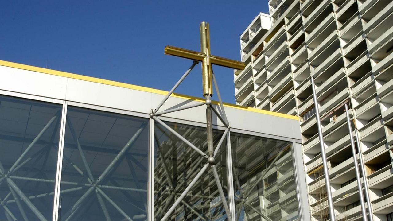 Kreuz am ökumenischen Kirchenzentrum im Olympischen Dorf in München. Kreuz am ökumenischen Kirchenzentrum im Olympischen Dorf in München.