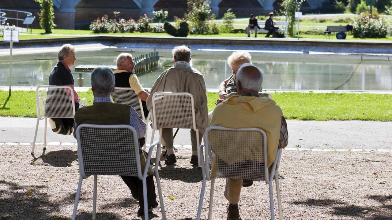Rentner im Kurpark und Rosengarten, Bad Kissingen, Unterfranken, Bayern. Rentner im Kurpark und Rosengarten, Bad Kissingen, Unterfranken, Bayern.