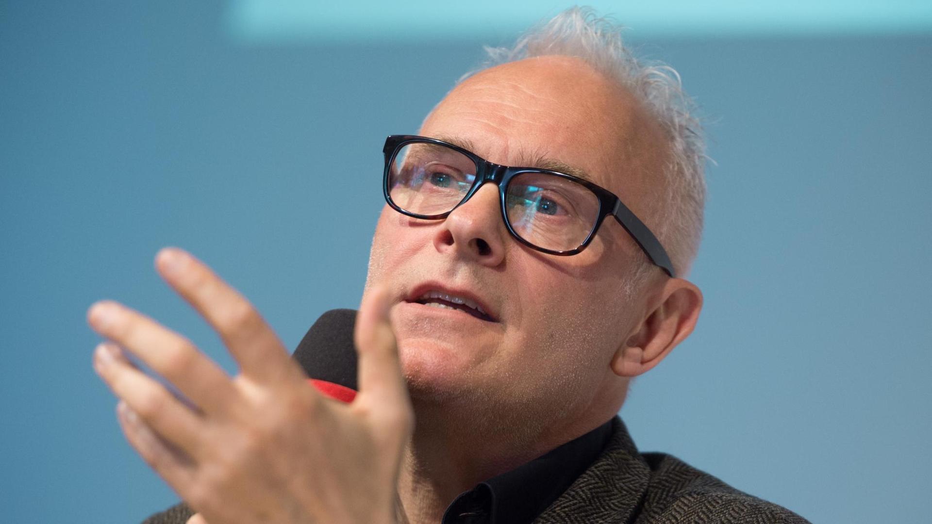 Der Schauspieler und Regisseur Herbert Fritsch spricht am 03.05.2016 in Berlin während einer Pressekonferenz zum vom 06. bis 22. Mai stattfindenden 53. Berliner Theatertreffen. Der Schauspieler und Regisseur Herbert Fritsch spricht am 03.05.2016 in Berlin während einer Pressekonferenz zum vom 06. bis 22. Mai stattfindenden 53. Berliner Theatertreffen.