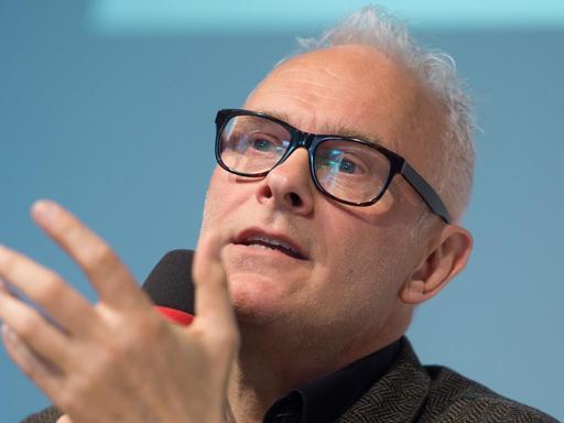 Der Schauspieler und Regisseur Herbert Fritsch spricht am 03.05.2016 in Berlin während einer Pressekonferenz zum vom 06. bis 22. Mai stattfindenden 53. Berliner Theatertreffen.