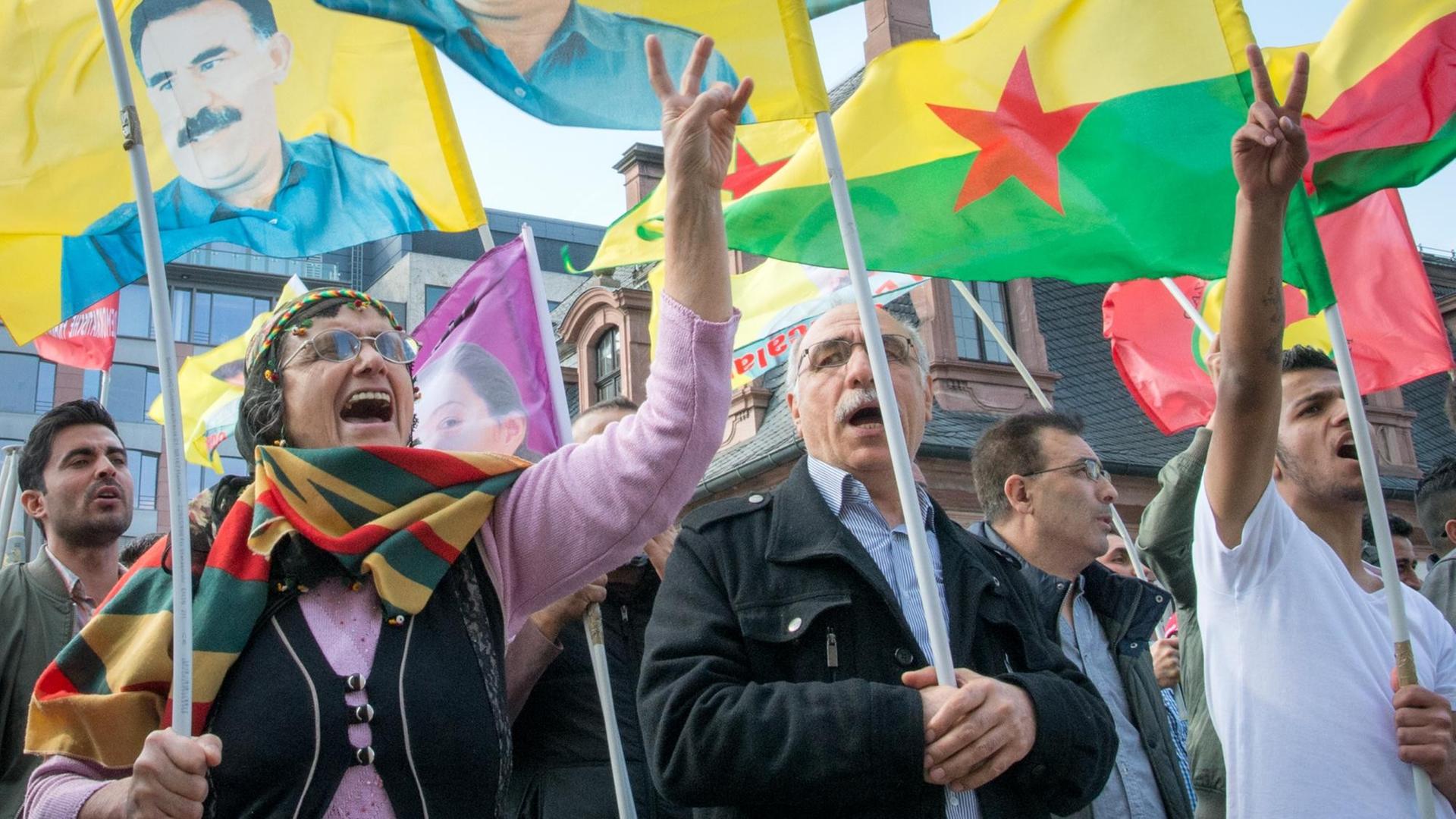 Kurden demonstrieren in Frankfurt am Main gegen eine Kundgebung Türken. Alexander Heinl Kurden demonstrieren in Frankfurt am Main gegen eine Kundgebung Türken. Alexander Heinl