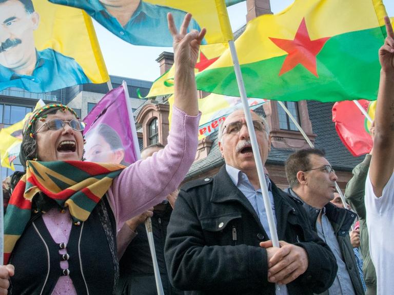 Kurden demonstrieren in Frankfurt am Main gegen eine Kundgebung Türken. Alexander Heinl