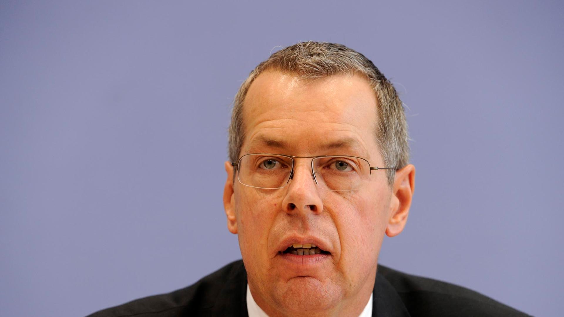 Der Wehrbeauftragte des Bundestags, Reinhold Robbe (SPD) präsentiert am Dienstag (16.03.2010) in der Bundespressekonferenz in Berlin seinen Bericht für das Jahr 2009. Es ist der letzte Bericht des SPD- Politikers als Wehrbeauftragter. Seine fünfjährige Amtszeit läuft im Mai 2010 aus. Der Wehrbeauftragte des Bundestags, Reinhold Robbe (SPD) präsentiert am Dienstag (16.03.2010) in der Bundespressekonferenz in Berlin seinen Bericht für das Jahr 2009. Es ist der letzte Bericht des SPD- Politikers als Wehrbeauftragter. Seine fünfjährige Amtszeit läuft im Mai 2010 aus.